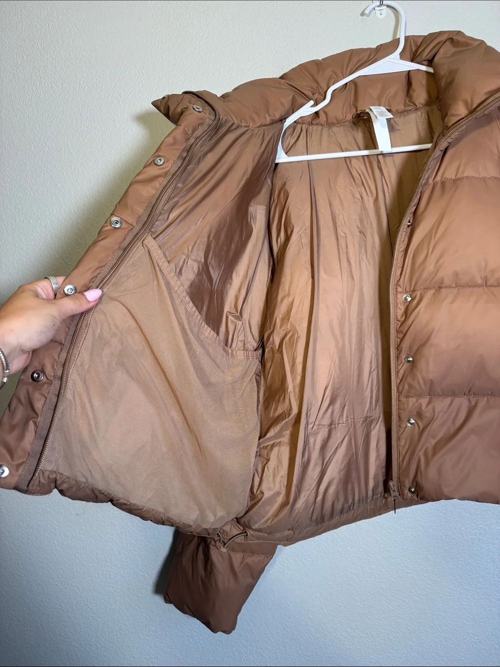ALO Yoga Gold Rush Puffer Jacket in Toasted Almond - L